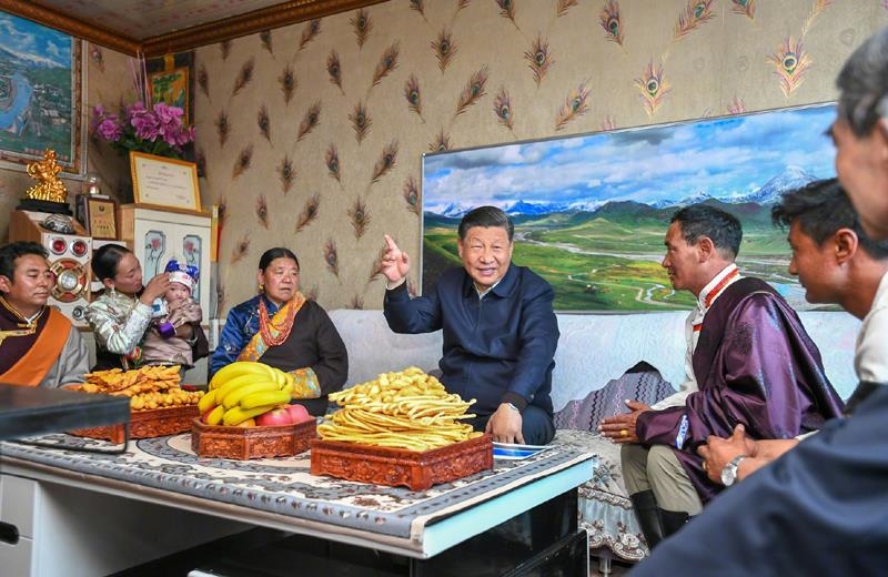 △2021年6月8日，習(xí)近平總書記在青海海北藏族自治州剛察縣果洛藏貢麻村，同藏族牧民索南才讓一家人圍坐在客廳聊家常。