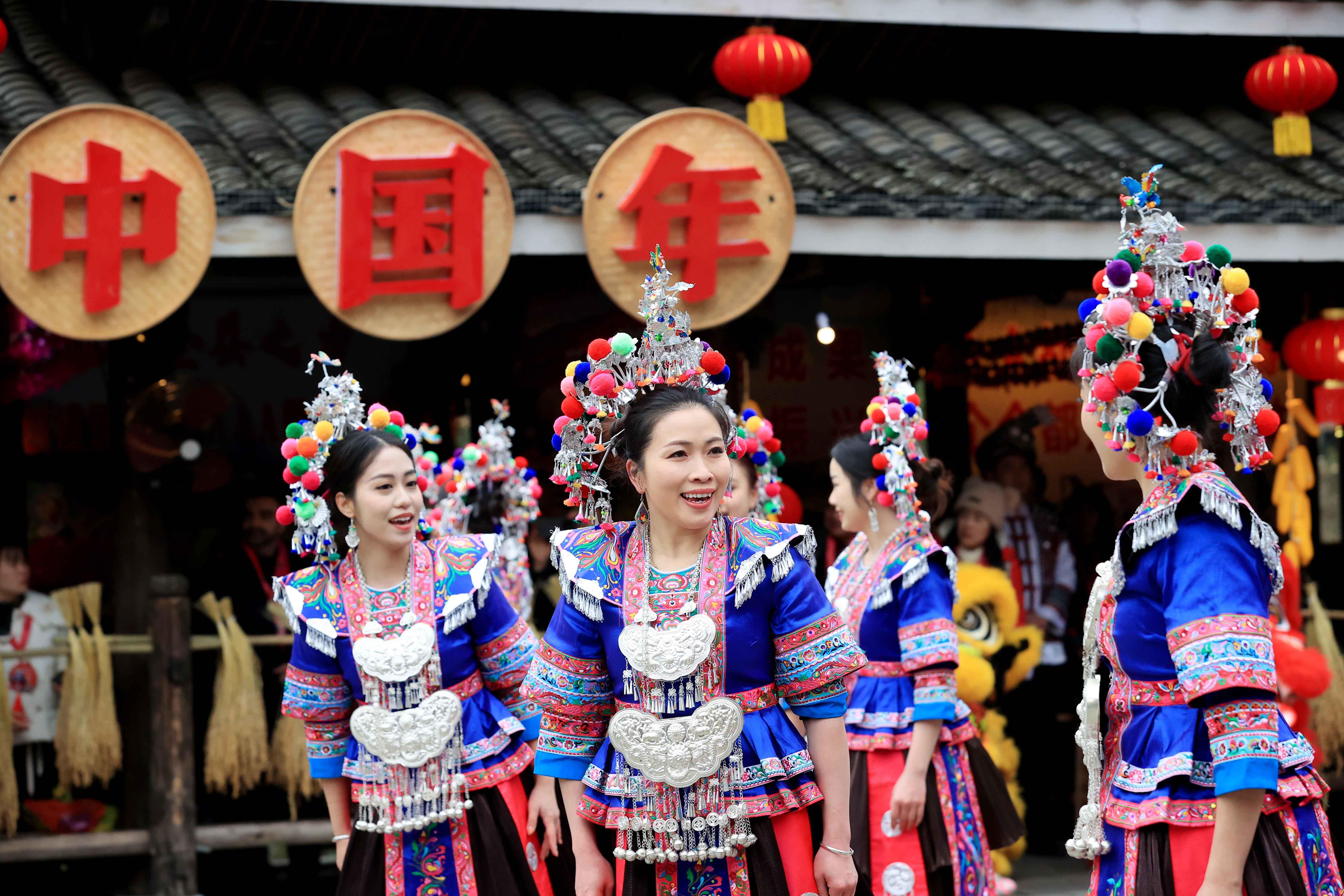 △2024年2月3日，在廣西柳州三江侗族自治縣林溪鎮(zhèn)程陽八寨景區(qū)，“村晚”紅紅火火進(jìn)行。