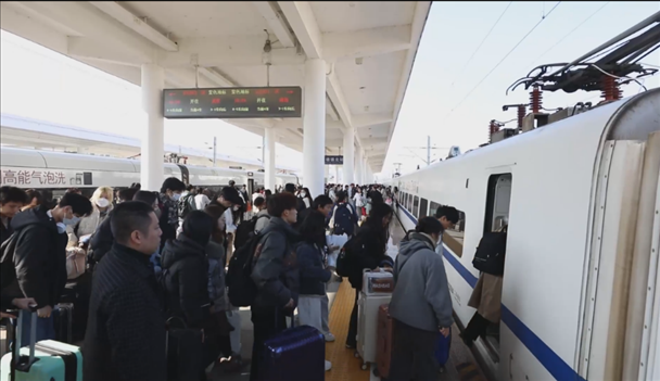 景德鎮(zhèn)北站的旅客陸續(xù)登上回家的列車。中國鐵路南昌局供圖