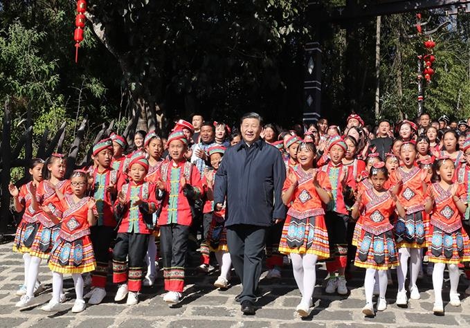 △2020年1月19日，習(xí)近平總書記來到云南騰沖市清水鄉(xiāng)三家村中寨司莫拉佤族村看望鄉(xiāng)親們。告別時(shí)，鄉(xiāng)親們唱著《阿佤人民唱新歌》，簇?fù)碇倳涀叱龃蹇冢杪曅β曉诖逭镁没厥帯? width=