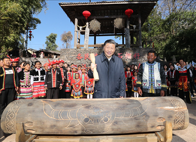 2020年1月19日下午，習近平總書記在騰沖市清水鄉(xiāng)三家村中寨司莫拉佤族村廣場上，敲響三聲佤族木鼓，祝福來年風調(diào)雨順、國泰民安。新華社記者 鞠鵬 攝