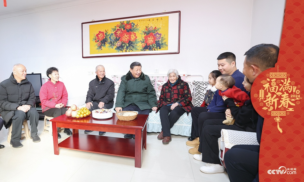 2024年2月1日，習近平總書記在天津市西青區(qū)辛口鎮(zhèn)第六埠村考察時，同村民杜洪剛一家人親切拉家常。