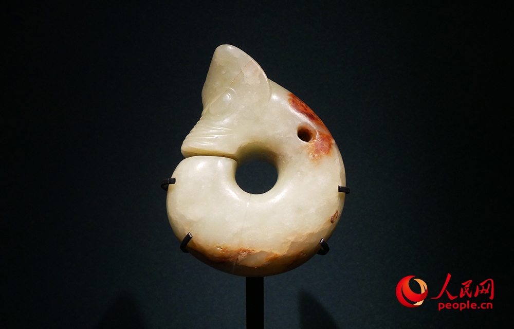 “玉潤(rùn)中華——中國(guó)玉器的萬(wàn)年史詩(shī)圖卷”特展展出的玉豬龍。人民網(wǎng)記者 韋衍行攝