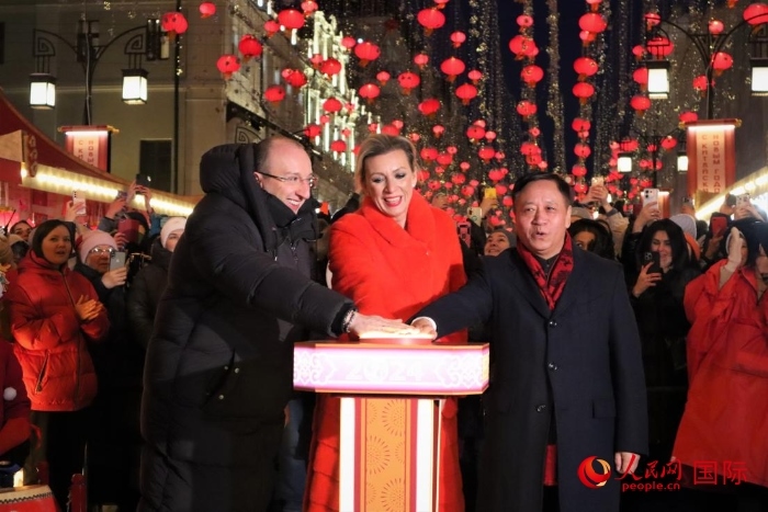 張漢暉、扎哈羅娃、科茲洛夫（從右至左）共同按下活動啟動按鈕。于子恒攝