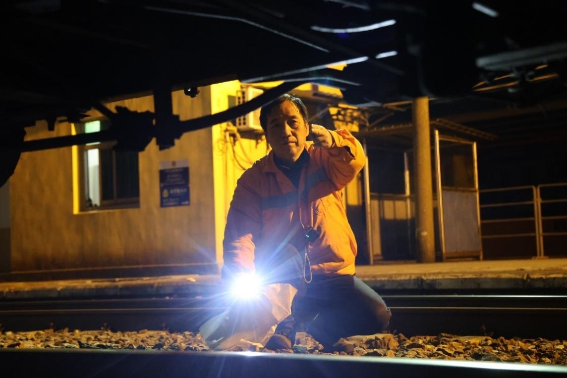 凌晨2點(diǎn)，李金饒正在檢查關(guān)門車。陸佳駿攝