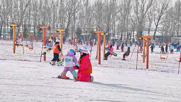 新春走基層｜滑雪場上過春節(jié)！冰城“冷資源”變成“熱經濟”