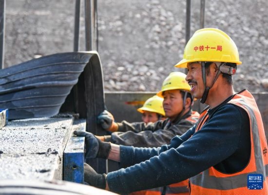 2月13日，在四川省通江縣青峪口水庫(kù)建設(shè)現(xiàn)場(chǎng)，中鐵十一局的工人正在進(jìn)行混凝土縱向圍堰施工。