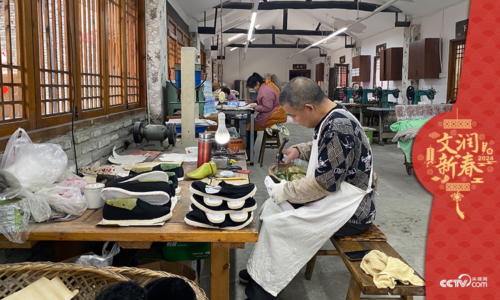 唐昌布鞋坊內(nèi)的工人正在趕制布鞋。王凡攝