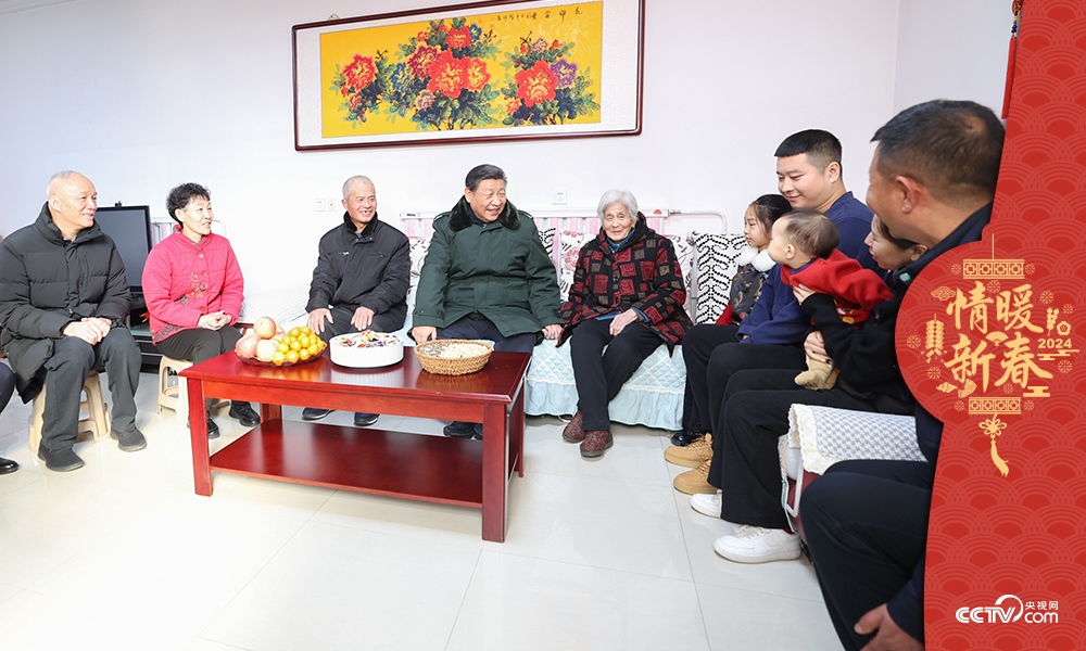 2024年2月1日，習(xí)近平總書記在天津第六埠村考察時(shí)，同村民杜洪剛一家人親切拉家常。
