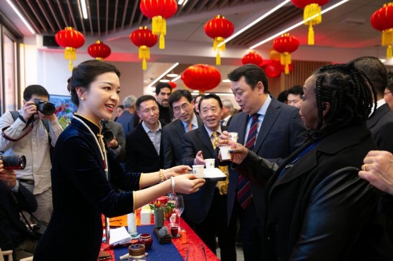 2月2日，人們在位于意大利羅馬的聯(lián)合國糧農組織總部體驗中國茶藝。新華社記者李京攝