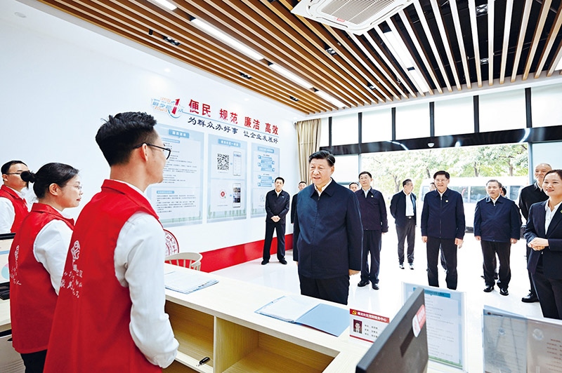 2023年12月14日至15日，中共中央總書記、國家主席、中央軍委主席習近平在廣西考察。這是14日上午，習近平在南寧市良慶區(qū)蟠龍社區(qū)黨群服務(wù)中心考察。 新華社記者 燕雁/攝