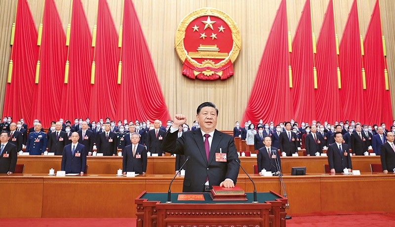 2023年3月10日，十四屆全國人大一次會議在北京人民大會堂舉行第三次全體會議。習近平全票當選中華人民共和國主席、中華人民共和國中央軍事委員會主席。這是習近平進行憲法宣誓。 新華社記者 鞠鵬/攝