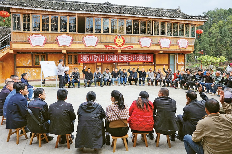 圖為2023年4月6日，貴州省黔東南苗族侗族自治州施秉縣白垛鄉(xiāng)白垛村村民在討論產(chǎn)業(yè)發(fā)展、人居環(huán)境提升、鄉(xiāng)村文明建設(shè)相關(guān)事宜。 人民圖片 磨桂賓/攝