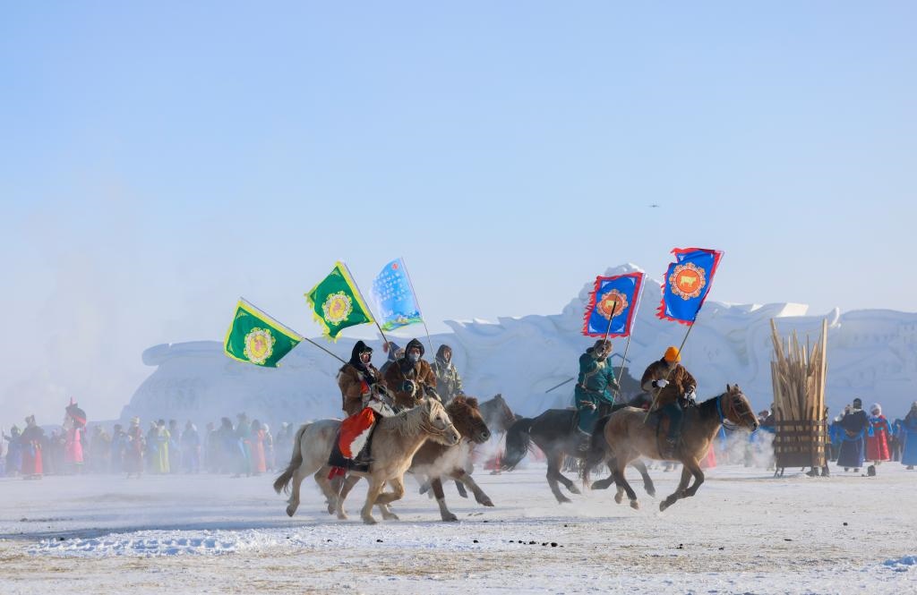 賽馬選手在內(nèi)蒙古自治區(qū)第二十屆冰雪那達(dá)慕開(kāi)幕式上入場(chǎng)（2023年12月17日攝）。新華社記者 王楷焱 攝