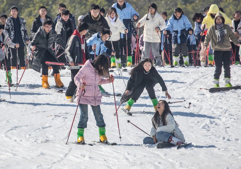 游客在重慶市南川區(qū)金佛山北坡滑雪場(chǎng)滑雪（2023年11月22日攝）。新華社發(fā)（瞿明斌攝）