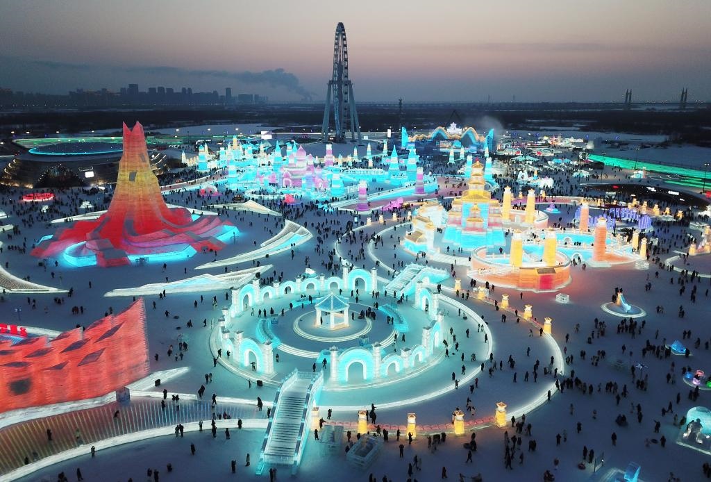 游客在哈爾濱冰雪大世界游玩（無(wú)人機(jī)照片，2024年1月5日攝）。新華社記者 王建威 攝