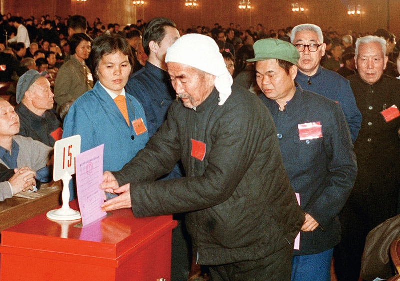 我國(guó)現(xiàn)行憲法于1982年12月4日由第五屆全國(guó)人大第五次會(huì)議通過(guò)并公布施行。根據(jù)改革開(kāi)放和社會(huì)主義現(xiàn)代化建設(shè)的實(shí)踐和發(fā)展，全國(guó)人大于1988年、1993年、1999年、2004年、2018年先后5次作出必要的、也是十分重要的修正。圖為出席第五屆全國(guó)人民代表大會(huì)第五次會(huì)議的代表投票表決《中華人民共和國(guó)憲法》（資料照片）。 新華社發(fā)