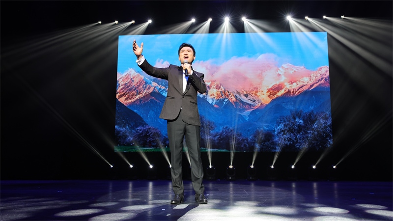 中國鐵路文工團獨唱演員、第十二屆中國音樂金鐘獎聲樂（民族）唱法金獎獲得者馬小明演唱歌曲《天路》。張凱攝