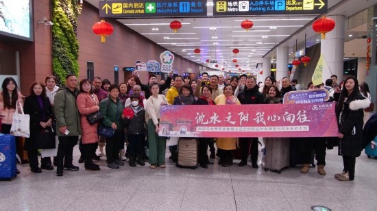 2月11日，一批馬來西亞游客抵達(dá)沈陽桃仙國際機(jī)場。新華社發(fā)
