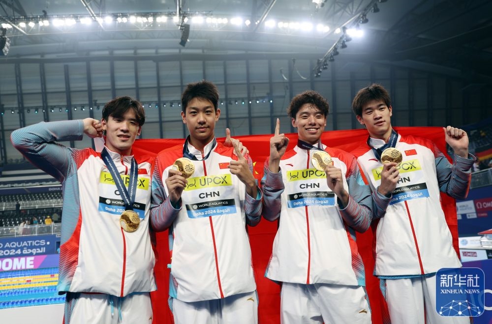 2月11日，2024年多哈游泳世錦賽男子4×100米自由泳接力決賽，中國隊選手王浩宇、張展碩、季新杰和潘展樂（從左到右）在頒獎儀式后合影慶祝。新華社記者 雒圓 攝