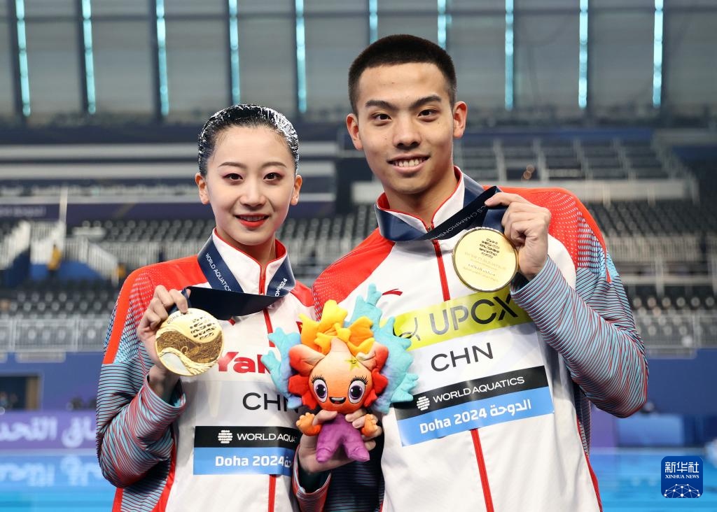 2月10日，2024年多哈游泳世錦賽花樣游泳混合雙人自由自選決賽，程文濤（左）/石浩玙在頒獎儀式后合影。新華社記者 雒圓 攝