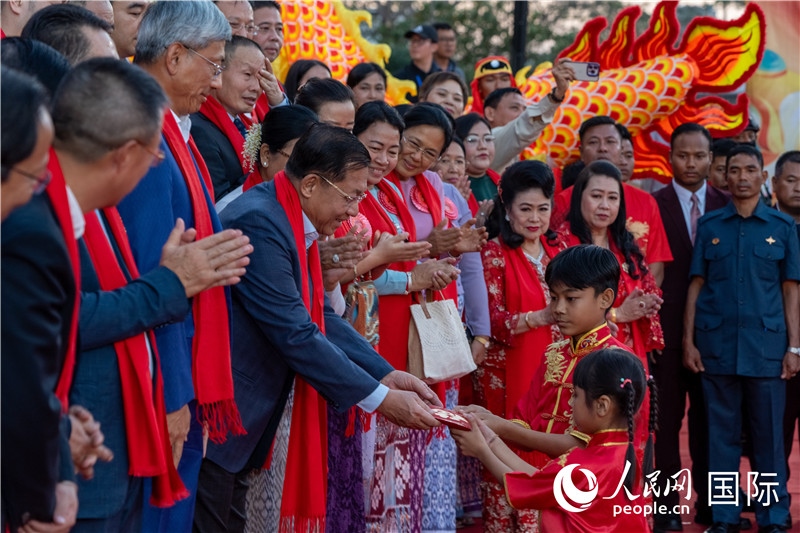 在活動(dòng)現(xiàn)場(chǎng)，敏昂萊主席根據(jù)當(dāng)?shù)貍鹘y(tǒng)向兒童送祝福2-人民網(wǎng)記者謝佳君攝