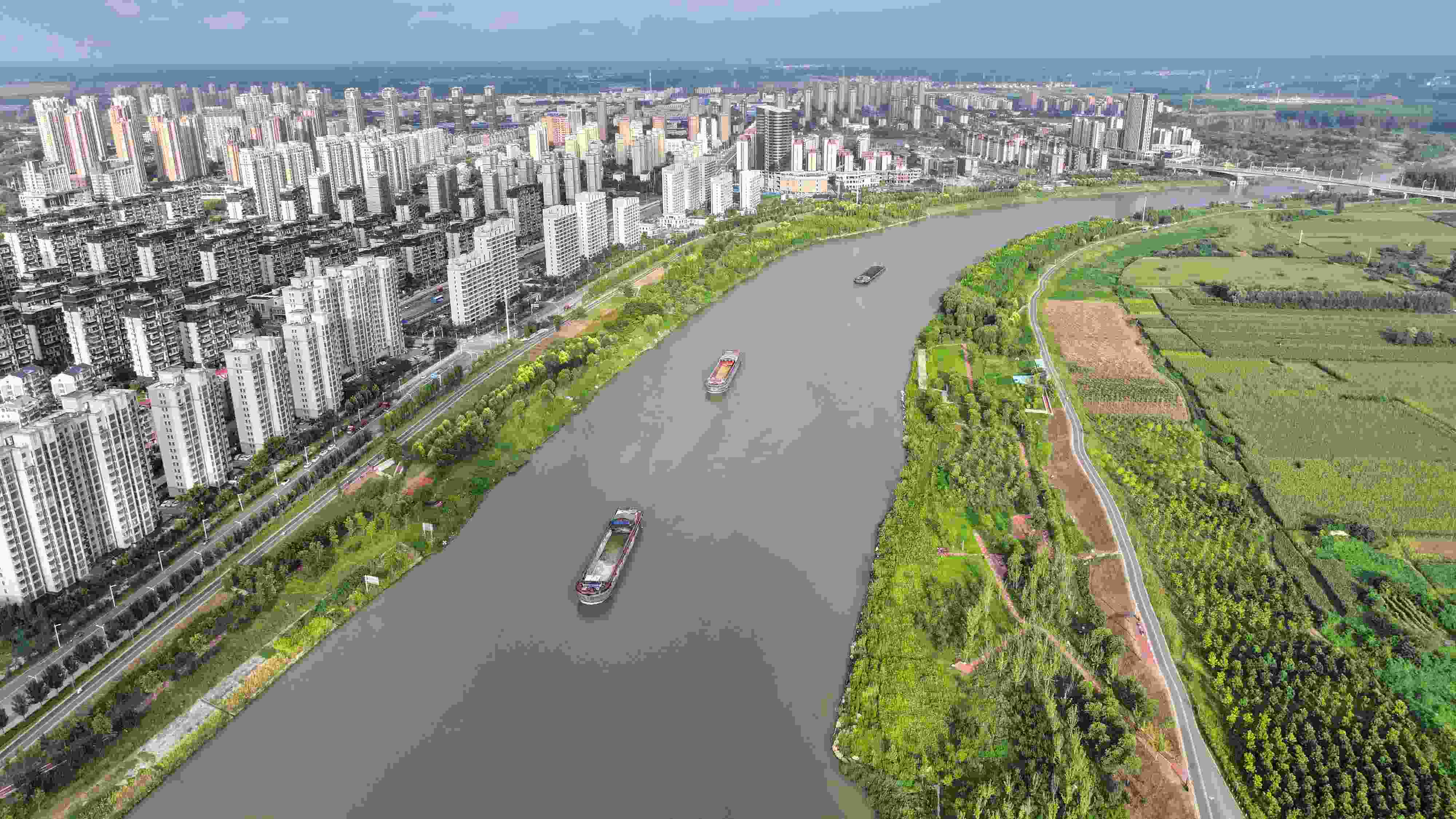 △ 2023年8月21日，安徽阜陽，初秋時節(jié)，界首城市建設與沙潁河水系、橋梁和綠植相映襯，構(gòu)成一幅生態(tài)宜居的美麗畫卷。