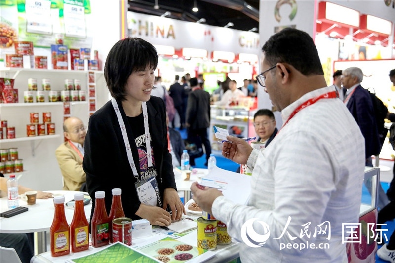 圖為中國(guó)參展企業(yè)代表與采購(gòu)商交流。人民網(wǎng) 塔里克·易卜拉欣攝