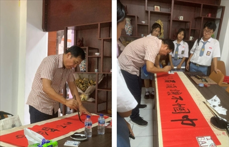 茍皓東展示中國書法藝術(shù)。巴陵康孔子學院供圖