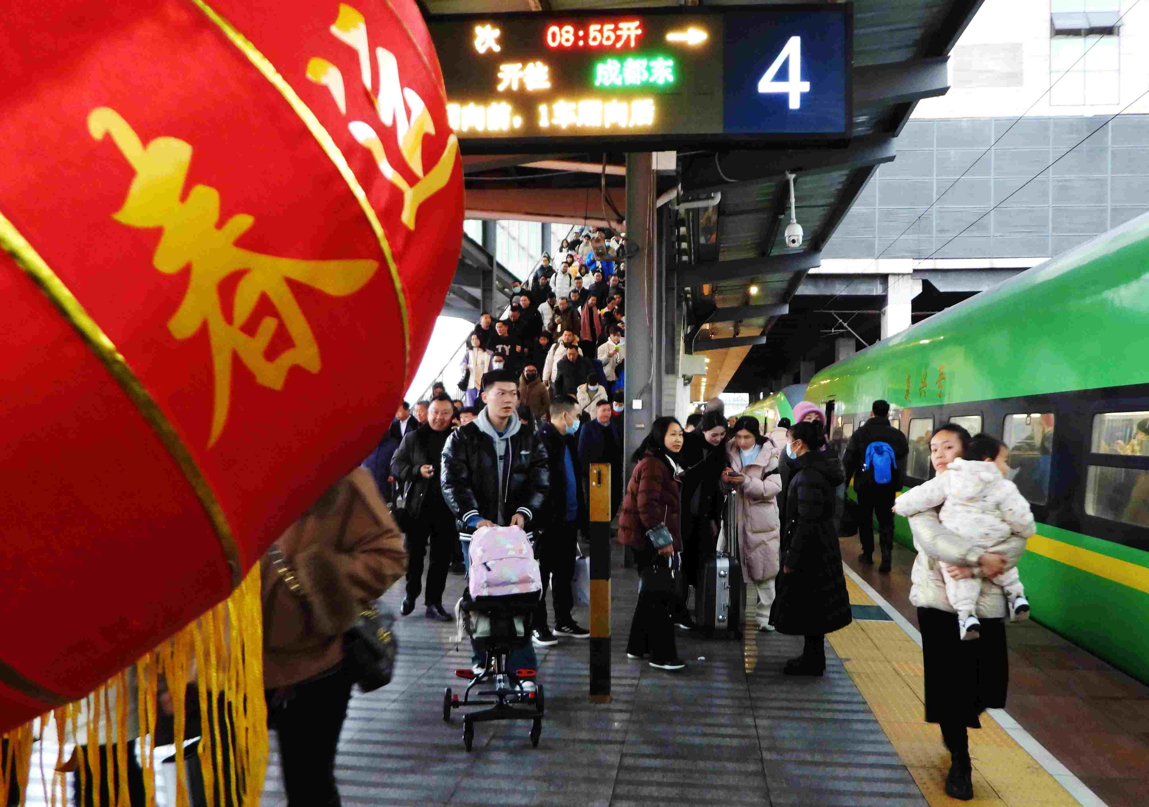 △ 2024年1月26日，四川省達州市車站，準備乘坐“復興號”動車組列車出行的旅客。