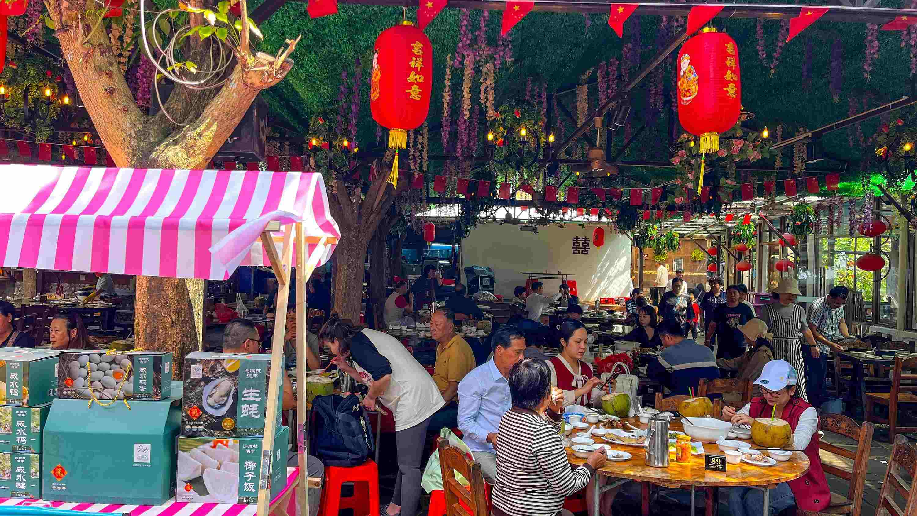 △ 2024年2月17日，春節(jié)假期最后一天，海口鄉(xiāng)村旅游持續(xù)火爆，眾多游客前往漁家樂品嘗特色海鮮和鄉(xiāng)村美食。