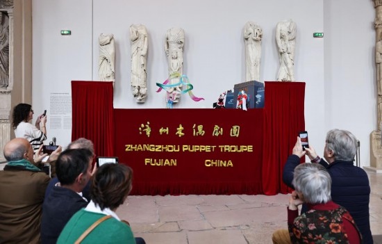 2月10日，在位于法國巴黎埃菲爾鐵塔附近的“建筑與遺產(chǎn)之城”博物館，觀眾欣賞漳州布袋木偶戲。新華社記者高靜攝