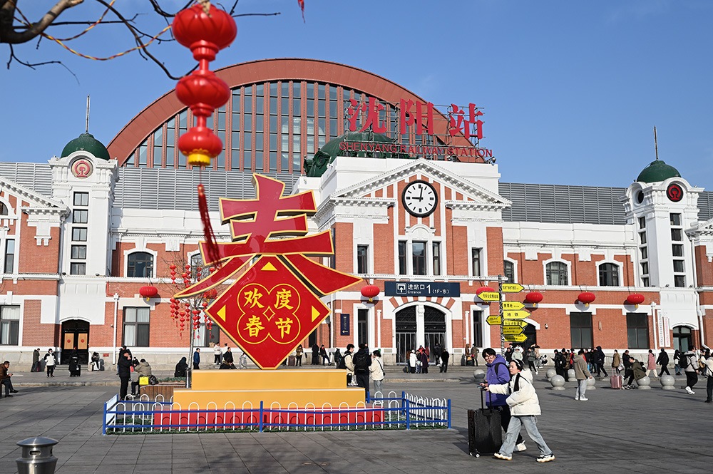 △ 2024年2月17日，沈陽站，人們拉著大大小小的行李箱，踏上了龍年新征程。