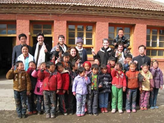 2008年，歐君廷帶領(lǐng)美國(guó)大學(xué)生到甘肅一所村辦小學(xué)訪問(wèn)教課