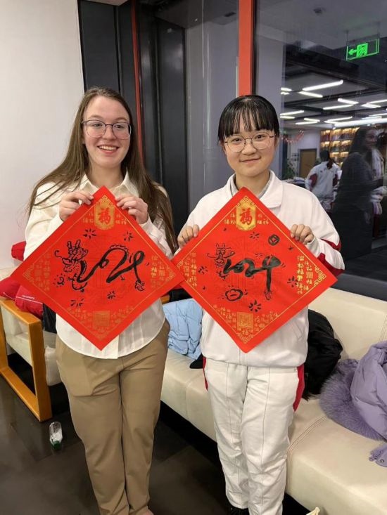 1月下旬，馬斯卡廷中學(xué)訪華代表團(tuán)學(xué)生在北京同中國青少年交流。（受訪者供圖）