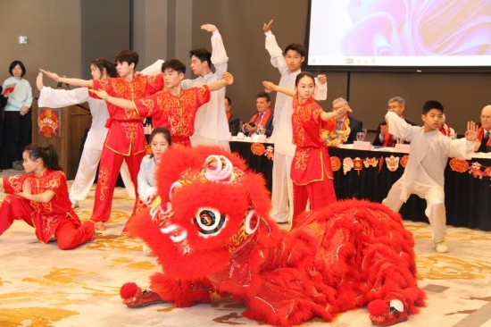 2月9日，在馬斯卡廷，中國人民大學(xué)附屬中學(xué)藝術(shù)團(tuán)學(xué)生表演中國武術(shù)。