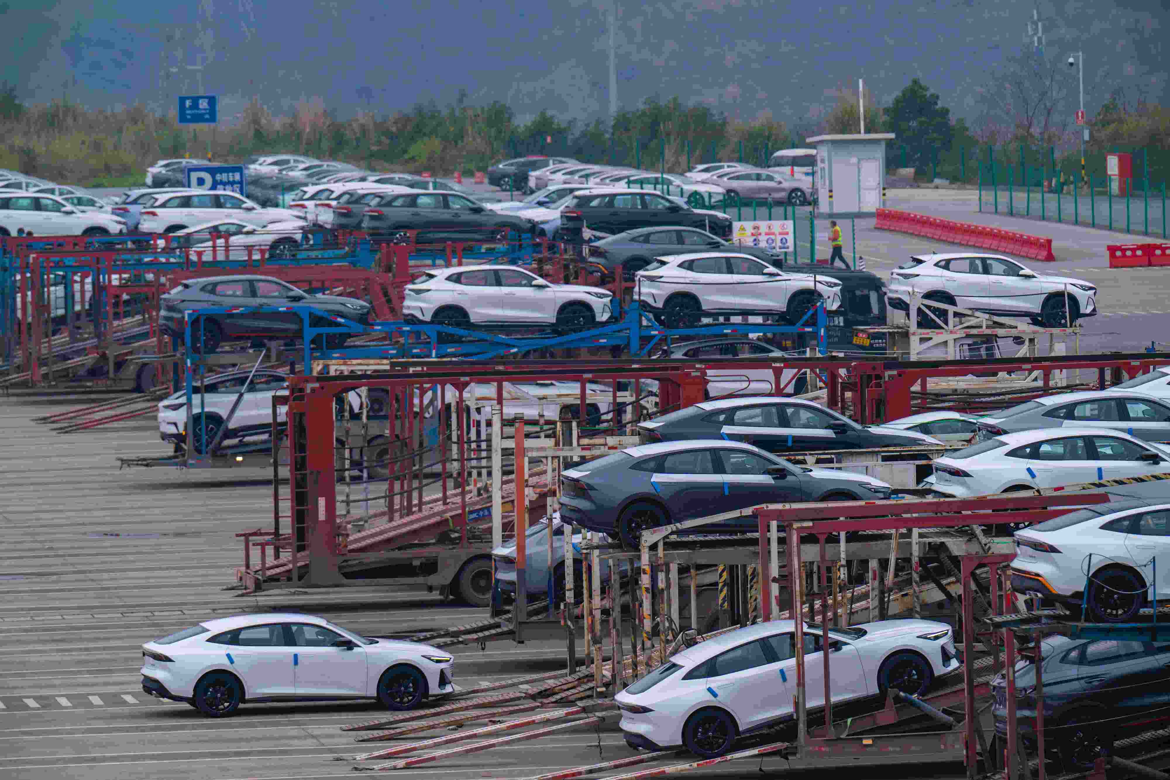 2024年2月25日，重慶江北區(qū)某汽車整車分撥中心，一排排汽車整裝待發(fā)。
