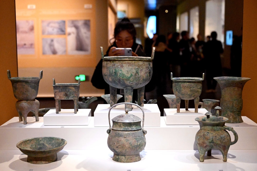 2月26日，參觀者在河南安陽殷墟博物館新館內(nèi)拍攝展品。