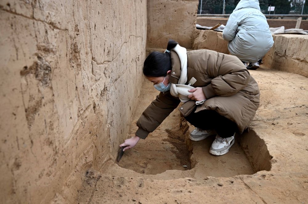 工作人員在殷墟王陵遺址進(jìn)行發(fā)掘作業(yè)（2月24日攝）。