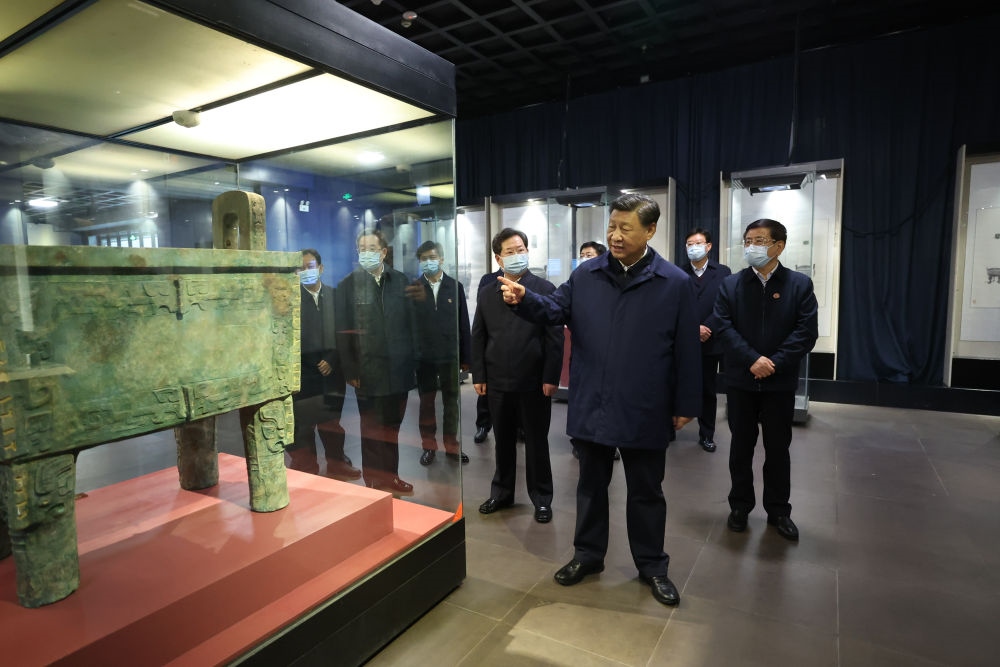 2022年10月28日下午，習(xí)近平在安陽市殷墟博物館考察。新華社記者 鞠鵬 攝