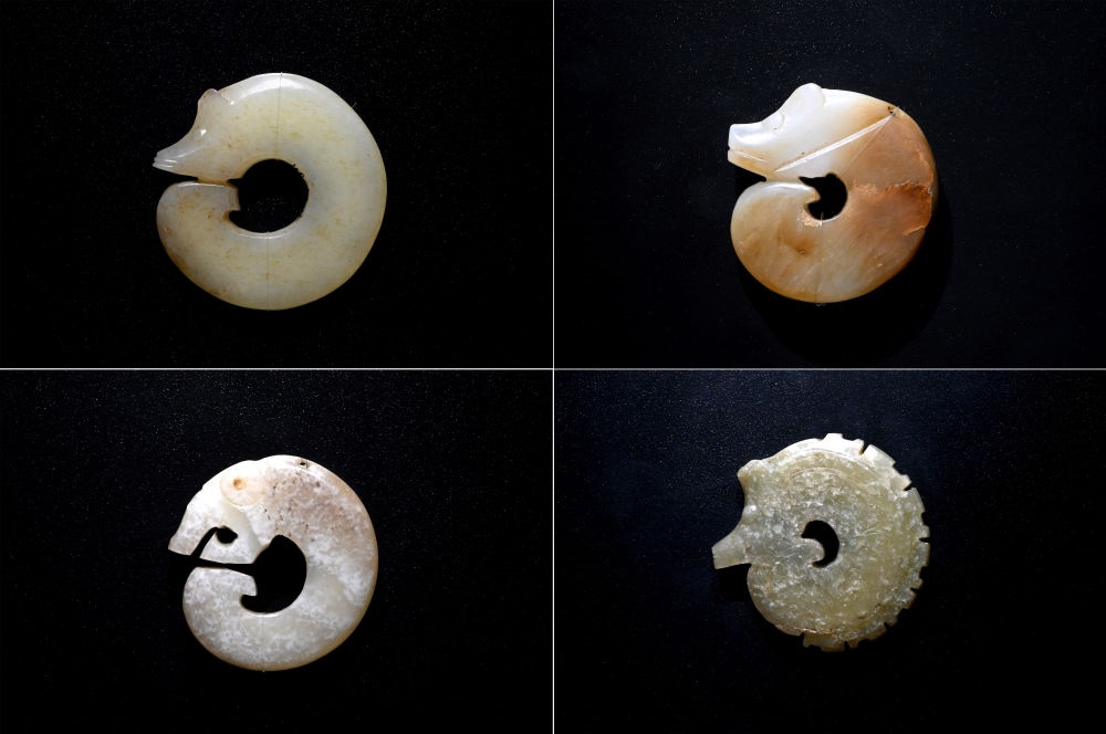 這是在殷墟博物館新館內(nèi)展出的龍形玉玦（拼版照片，1月9日攝）