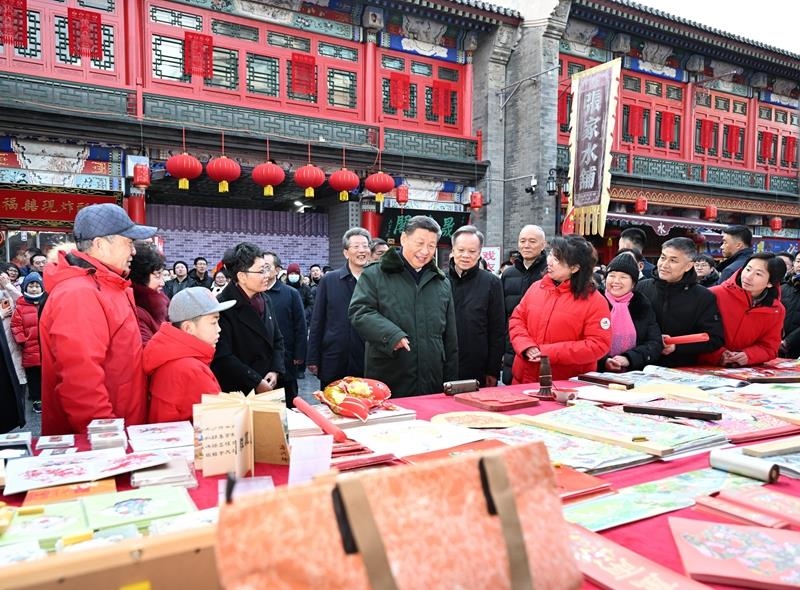 △2024年2月1日，習近平總書記在天津古文化街考察時，同店鋪員工和現(xiàn)場群眾互動交流。