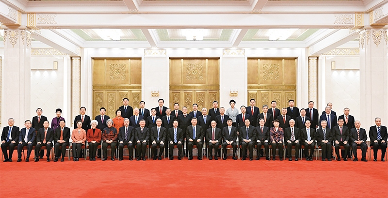 2024年2月7日，習(xí)近平、王滬寧、蔡奇、丁薛祥等在北京人民大會(huì)堂同黨外人士歡聚一堂，共迎佳節(jié)。這是習(xí)近平等同大家合影留念。 新華社記者 謝環(huán)馳/攝