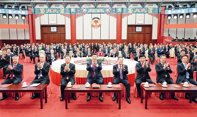 2023年12月29日，全國(guó)政協(xié)在北京舉行新年茶話會(huì)。黨和國(guó)家領(lǐng)導(dǎo)人習(xí)近平、李強(qiáng)、趙樂(lè)際、王滬寧、蔡奇、丁薛祥、李希、韓正出席茶話會(huì)并觀看演出。 新華社記者 鞠鵬/攝