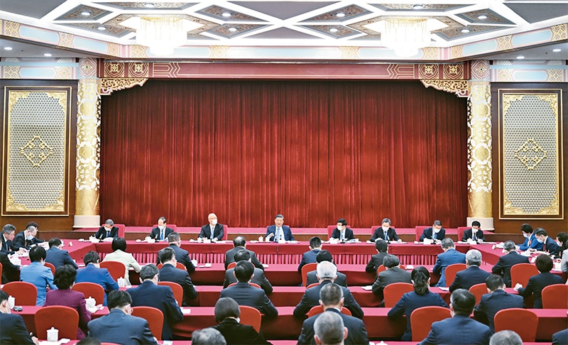 2023年3月6日，中共中央總書(shū)記、國(guó)家主席、中央軍委主席習(xí)近平看望參加全國(guó)政協(xié)十四屆一次會(huì)議的民建、工商聯(lián)界委員，并參加聯(lián)組會(huì)，聽(tīng)取意見(jiàn)和建議。中共中央政治局常委、全國(guó)政協(xié)十四屆一次會(huì)議主席團(tuán)會(huì)議主持人王滬寧，中共中央政治局常委蔡奇、丁薛祥參加看望和討論。 新華社記者 謝環(huán)馳/攝