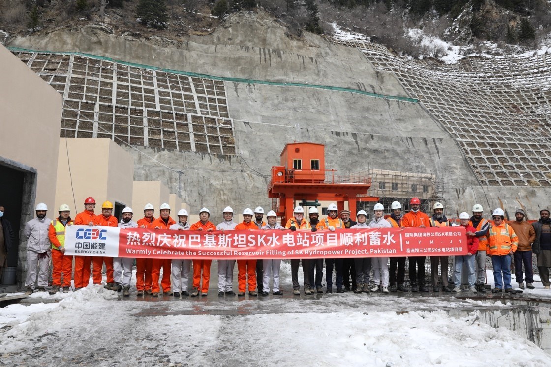 中巴建設(shè)者共同慶祝蘇吉吉納里水電站順利啟動蓄水工作。中國能建葛洲壩集團(tuán)供圖
