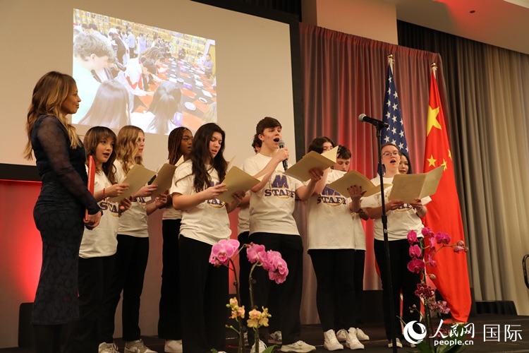 馬斯卡廷中學(xué)的學(xué)生們還深情演唱了表現(xiàn)中美兩國人民友誼的歌曲《情緣留住永恒的記憶》。 人民網(wǎng)記者 李志偉攝