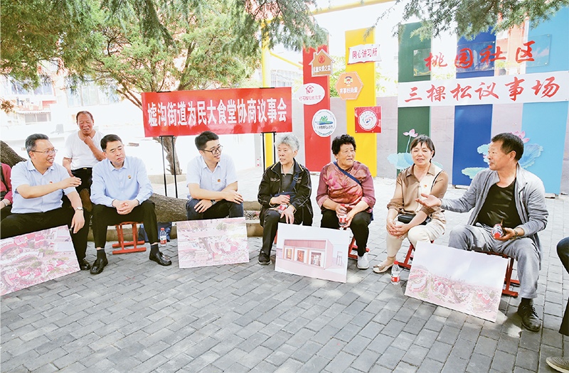 2023年6月2日，江蘇省連云港市連云區(qū)政協(xié)工委在墟溝街道桃園社區(qū)舉行“有事好商量”協(xié)商議事會(huì)。 人民圖片 朱華南/攝