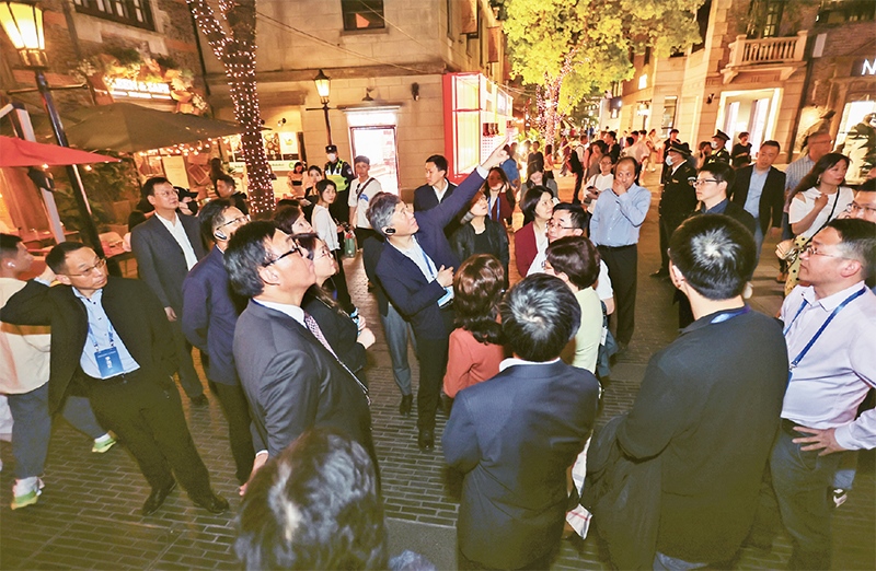 2023年4月18日，全國(guó)無黨派人士考察團(tuán)來到位于上海市黃浦區(qū)的上海新天地開放式街區(qū)考察夜經(jīng)濟(jì)。 新華社記者 王翔/攝
