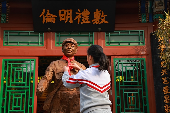 “追尋雷鋒足跡 弘揚(yáng)志愿精神”學(xué)雷鋒主題教育活動(dòng)。學(xué)校供圖